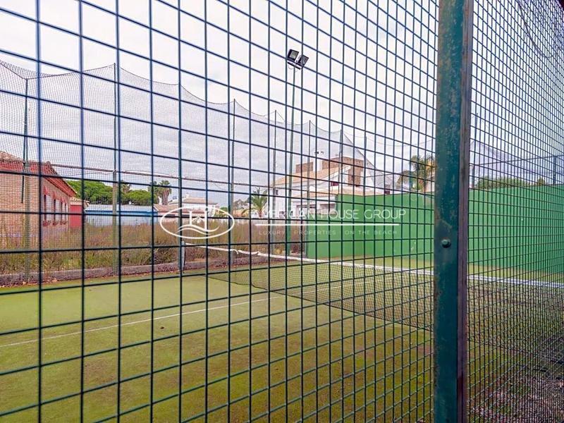 Foto 8abbddeb-1850-4e7b-9fc4-294d012e07b5. House with parking pool in Los Gallos Chiclana de la Frontera