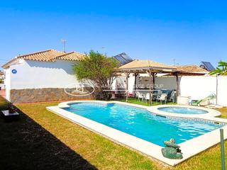 Casa a Los Gallos. Estupendo chalet urbano con piscina en los gallos, chiclana de l