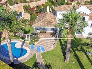 Casa  Del uruguay. Magnfica villa en venta con vistas al mar en elviria, marbella