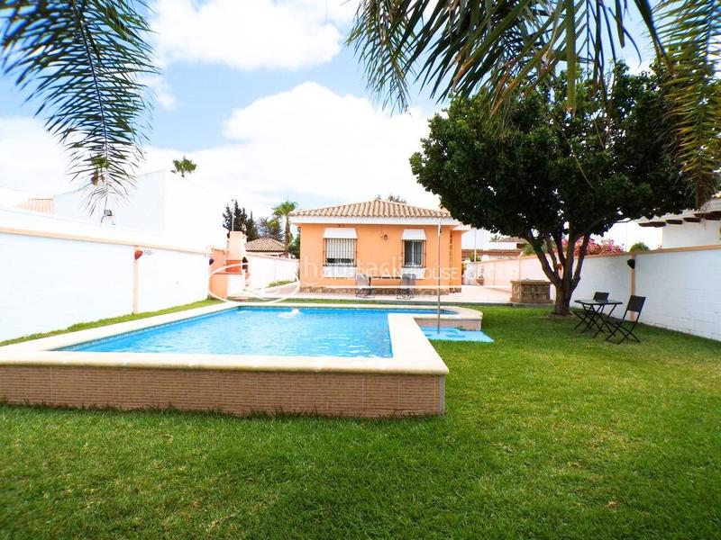 Foto ed173253-f41c-4689-957e-4b4bfd33d718. Miete haus mit pool in Los Gallos Chiclana de la Frontera