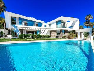 Maison à Los Monteros. Espectacular villa de líneas vanguardistas en venta en la zona d