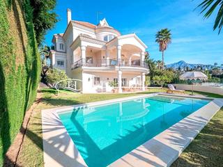 Haus in La Dama de Noche - La Alzambra. Impresionante villa de estilo contemporáneo en el campo de golf