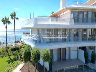 Apartament a Puerto de Estepona. Maravilloso apartamento en primera línea del mar en venta en est