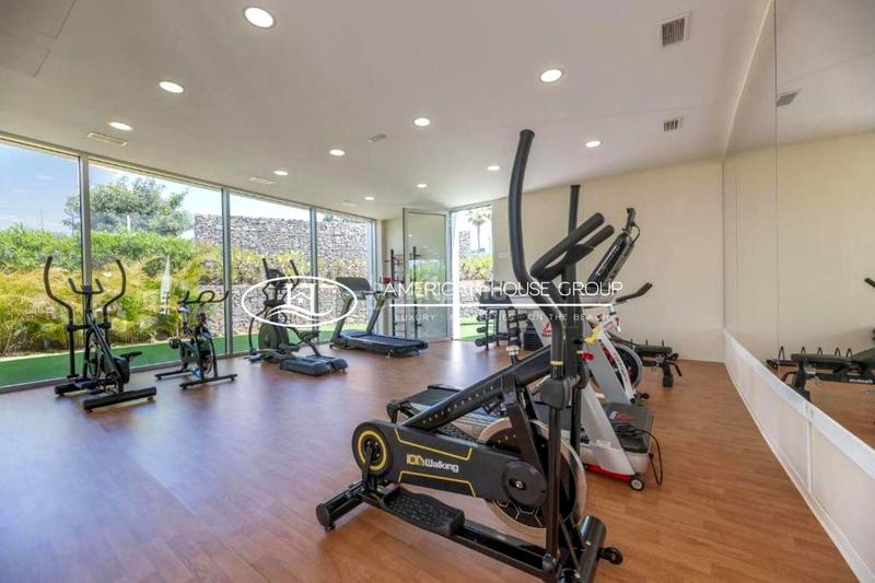 Foto 01857554-f5bd-4bb8-b64c-be05c021379f. Piccolo appartamento con parcheggio piscina in puerto de Estepona Estepona