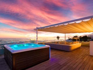 Casa a Costabella. Maravillosa villa con piscina con vistas al mar en venta en marb