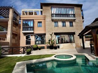 Casa a San Pedro de Alcántara Pueblo. Venta de casa exclusiva en san pedro de alcántara con piscina en
