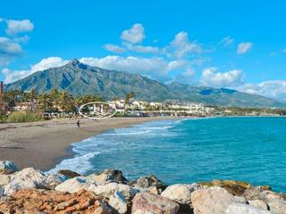 Édifice à Puerto de Estepona. Promoción de viviendas unifamiliares adosadas totalmente reforma