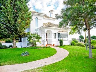 Casa a Arcos de la Frontera. Chalet en venta de alto standing con vistas al golf, arcos de la
