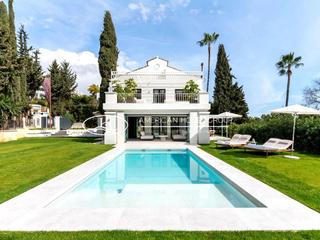 Casa  Los granados. Exquisita villa con piscina en venta en la zona de nueva andaluc