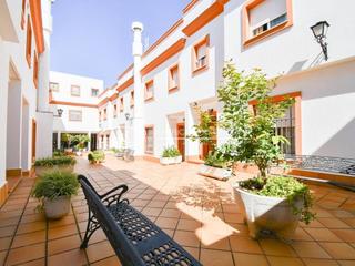 Maison à Núcleo urbano. Magnífica casa adosada de dos plantas en venta en la zona del ma