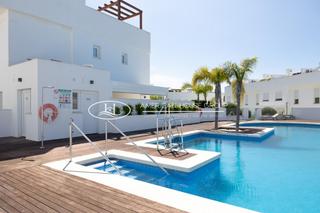 Maison à El Faro de Calaburra - Chaparral. Impresionante casa adosada con piscina comunitaria en venta en m