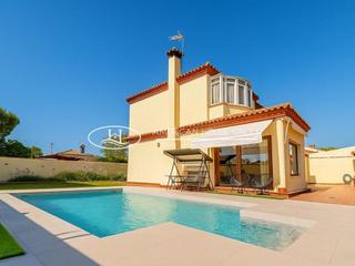 Haus in Los Gallos. Maravilloso chalet urbano con piscina en venta en la zona de las