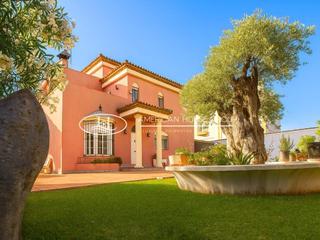 Maison à Los Gallos. Exclusivo chalet urbano de dos plantas en venta en la zona de lo
