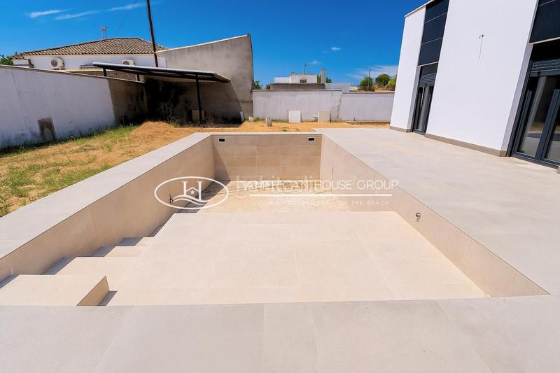 Foto a812ab4a-8bd4-4356-8bf6-8f203d2ed581. Casa amb piscina a La Banda - Campo de Fútbol Chiclana de la Frontera