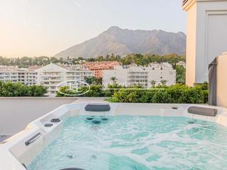 Attique à Playa Bajadilla - Puertos. Ático de lujo con jacuzzi y vistas en venta en plena milla de or