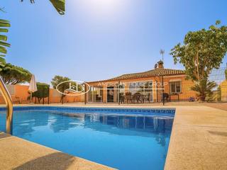 Maison à Los Gallos. Estupendo chalet urbano con piscina en venta en la zona de las r