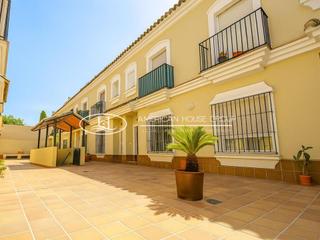 Maison à Núcleo urbano. Magnífica casa adosada de dos plantas en venta en la zona del ma