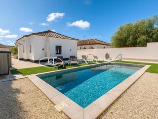 Casa a Los Gallos. Fabuloso chalet urbano con piscina en venta en los gallos, chicl