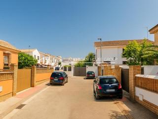 Maison à Núcleo urbano. Casa baja con patio en venta en la zona de mayorazgo, chiclana d