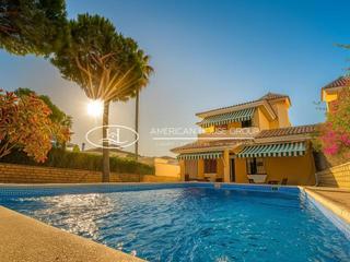 Casa en Asdrúbal - Bahía Blanca. Estupendo chalet urbano de dos plantas con piscina en venta en l