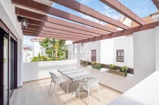 Planta baixa a Nueva Andalucía centro. Elegante apartamento reformado con piscinas comunitarias en vent