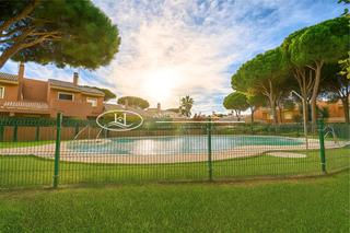 House in Sancti Pietri. Encantadora casa adosada con piscina comunitaria en venta en la