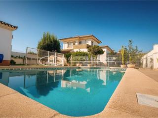 Maison à Los Gallos. Exclusivo chalet urbano de dos plantas con piscina en venta en l