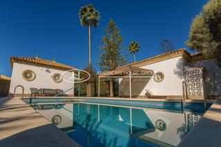 Haus in Los Gallos. Magnífico chalet urbano con pisicina en venta en la zona de los