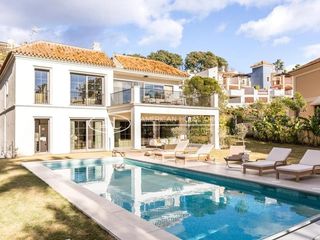 Maison à Benahavís pueblo. Elegante villa contemporánea con piscina en venta en benahavís,