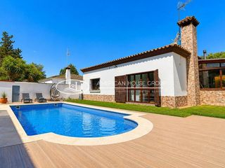 Casa en Las Lagunas - Campano. Fantástico chalet con piscina  en venta cerca de novo sancti pet