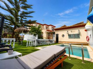 Casa a Los Gallos. Fabuloso chalet urbano con piscina en venta en la zona de los ga