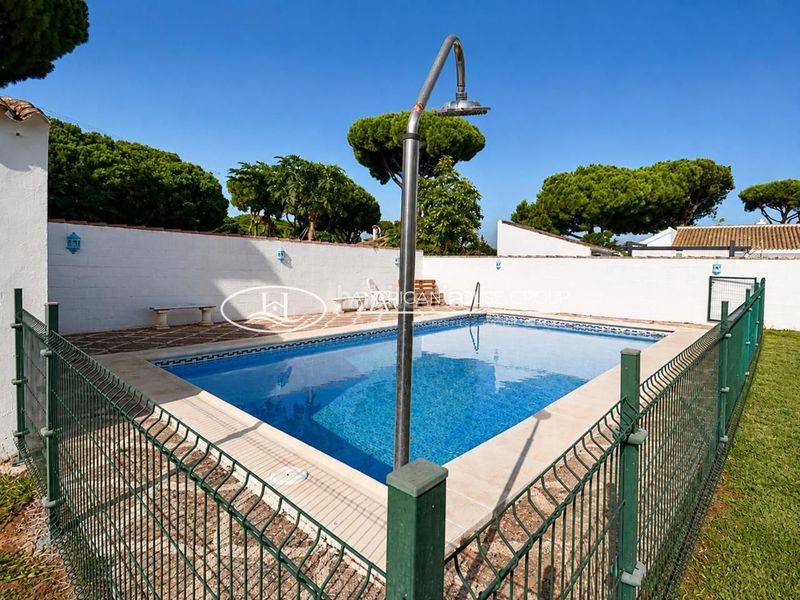 Foto 14c467ea-51b8-4287-81d1-1221c6c7c462. Casa amb piscina a Las Lagunas - Campano Chiclana de la Frontera