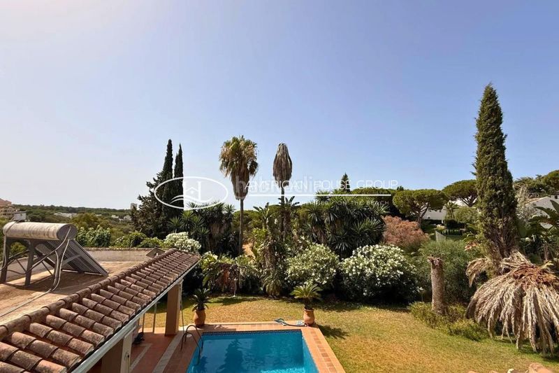 Foto 3b25fc0c-7c74-4b34-986b-1d03c758e0ad. Casa amb piscina a Elviria Marbella