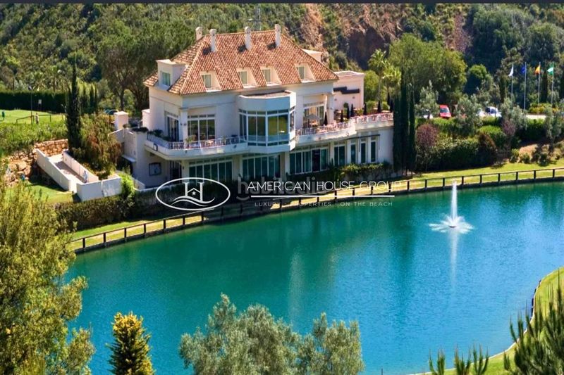 Foto 7d174f49-6395-43c6-b94b-b43c3e9a827e. Casa amb piscina a Elviria Marbella