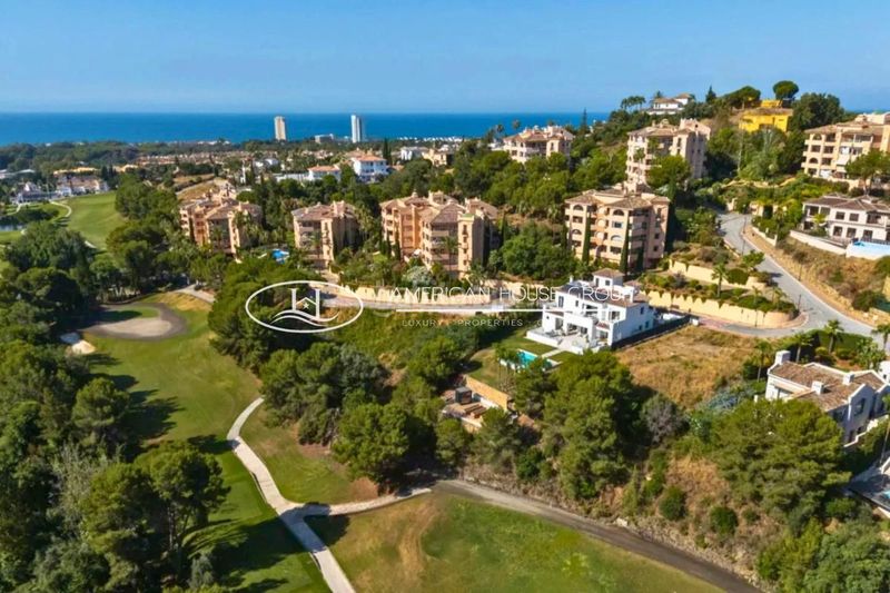 Foto 7e3f681a-fcc2-4785-bc84-759f58d455be. Casa amb piscina a Elviria Marbella