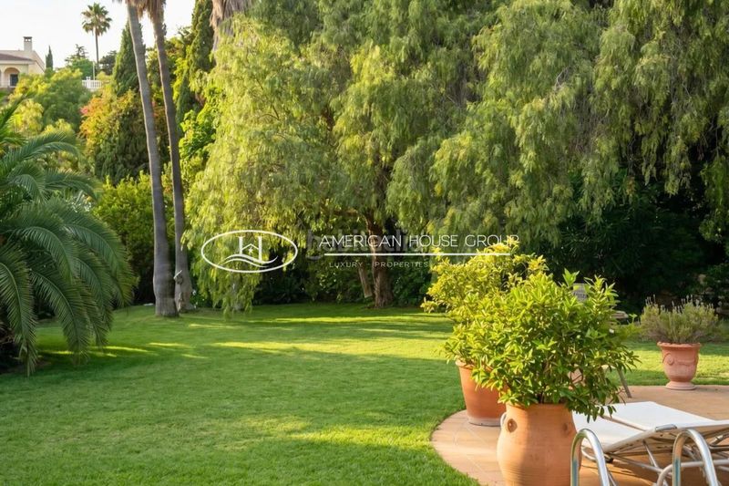 Foto fdb6d1fb-b984-489d-b02b-f5a5217f7f15. Casa amb piscina a Elviria Marbella
