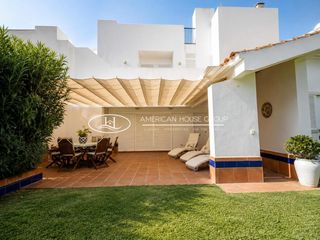 Casa adossada a Novo Sancti Petri. Acogedora casa adosada con piscina comunitaria en venta en la zo
