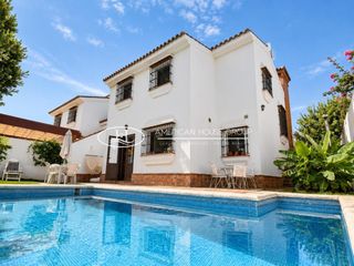 Casa a schiera in Núcleo urbano. Excepcional chalet adosado urbano con piscina en venta en la zon