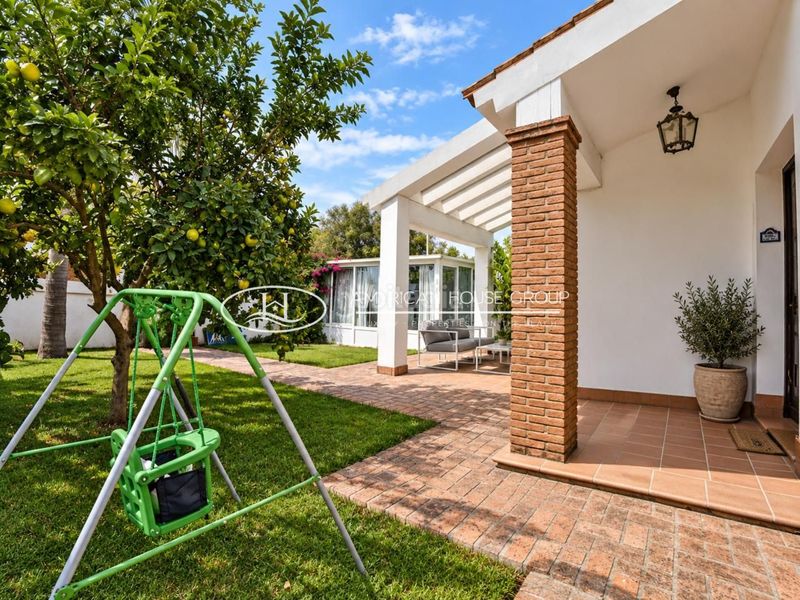 Foto 172014f9-acdc-4c37-a4ba-4056196a7efe. Casa adossada amb piscina a Núcleo urbano Chiclana de la Frontera