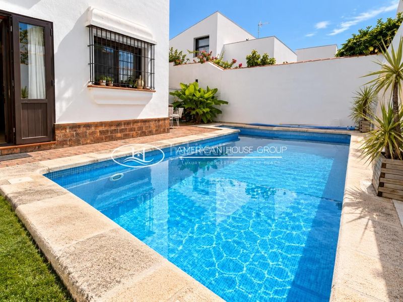 Foto 3dd42808-ada7-4f87-9438-56b27e204608. Casa adossada amb piscina a Núcleo urbano Chiclana de la Frontera