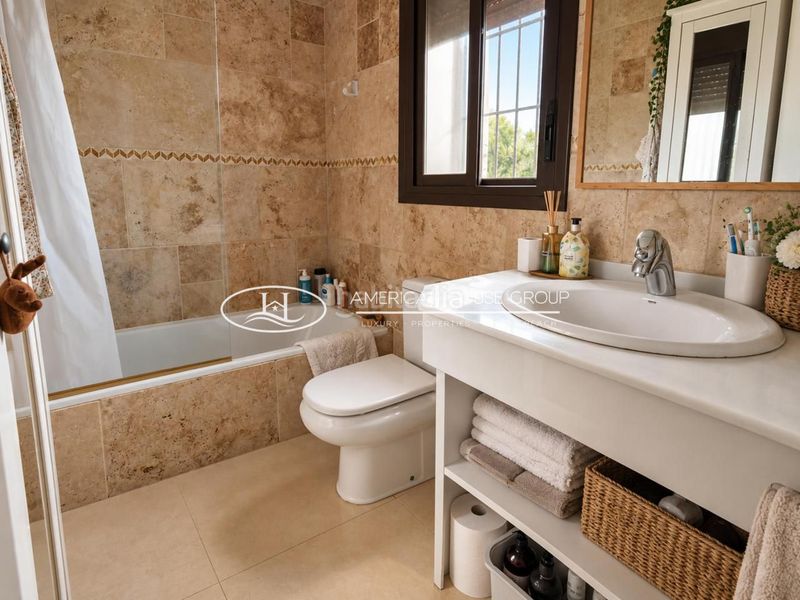 Foto 928a3505-b372-40de-8db7-b3bb15870781. Casa adossada amb piscina a Núcleo urbano Chiclana de la Frontera