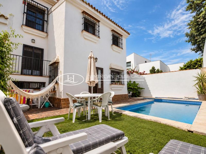 Foto b2bc18b0-23f3-404e-ba63-795c5e07f504. Casa adossada amb piscina a Núcleo urbano Chiclana de la Frontera