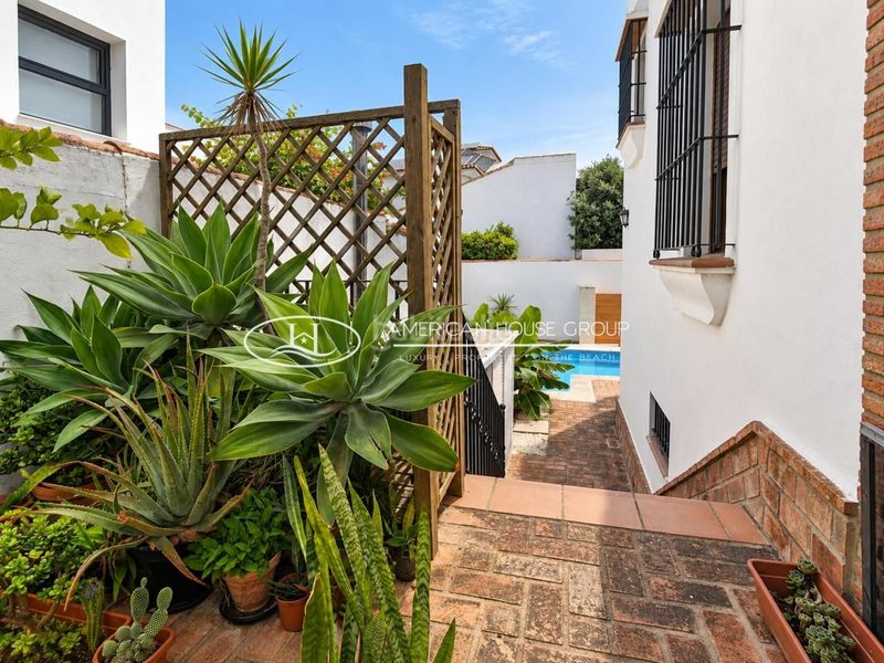 Foto d889c662-b6dc-4625-bdad-60b34c77b698. Casa adossada amb piscina a Núcleo urbano Chiclana de la Frontera