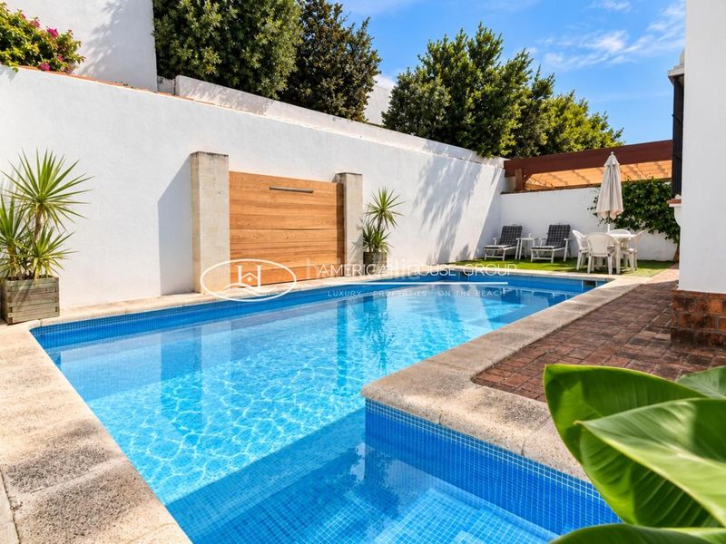 Foto f5f9b1ba-2d0b-4908-83e2-9d9f72ee788c. Casa adossada amb piscina a Núcleo urbano Chiclana de la Frontera