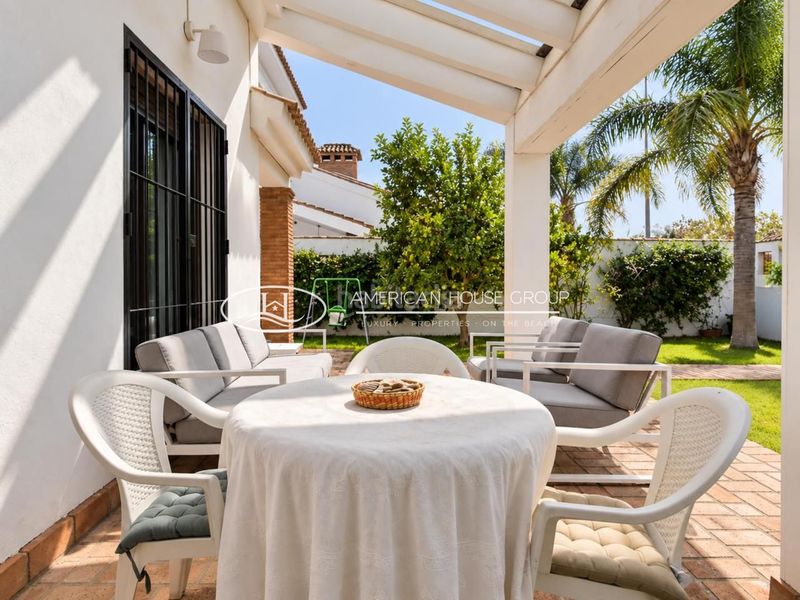 Foto ff31094f-75e5-47f8-a714-ff176e75e513. Casa adossada amb piscina a Núcleo urbano Chiclana de la Frontera
