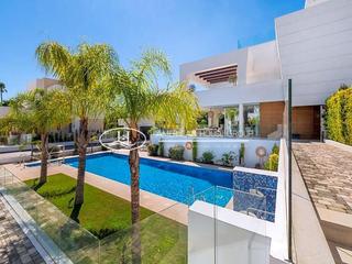 Maison à San Pedro de Alcántara Pueblo. Espectacular villa en venta en san pedro de alcántara, málaga