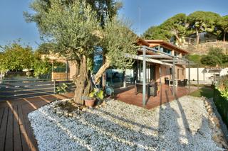 Xalet a Urbanitzacions. Casa en venta en arenys de mar  junto a la playa