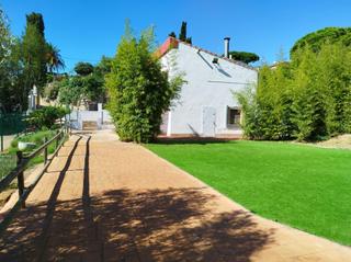 Chalet dans Canet de Mar. Finca en venta destinada actividad comercial con vivienda indepe