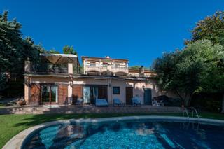 Chalet à Caldes d´Estrac. Chalet de lujo en venta en caldes destrac  jardín y piscina