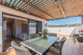 Attique à Sant Cebrià de Vallalta. Precioso atico duplex reformado con piscina comunitaria